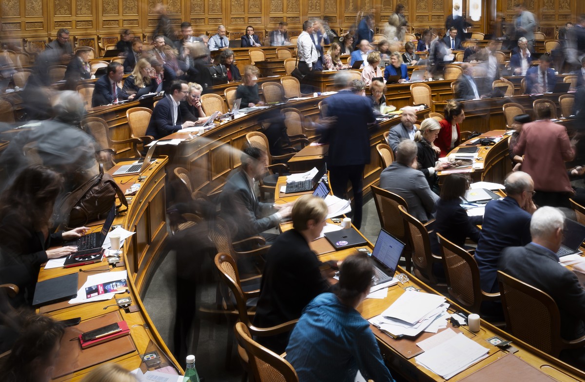 Nationalraete und Nationalraetinnen kurz nach Ende der Sitzung, waehrend der Wintersession der Eidgenoessischen Raete, am Dienstag, 17. Dezember 2024 in Bern. (KEYSTONE/Peter Klaunzer)