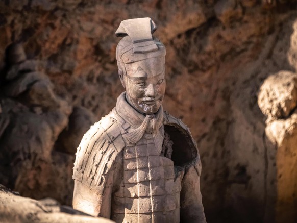 Terrakotta-Krieger aus dem Mausoleum des ersten chinesischen Kaisers Qin Shi Huangdi, etwa 36 Kilometer nordöstlich von Xi’an.