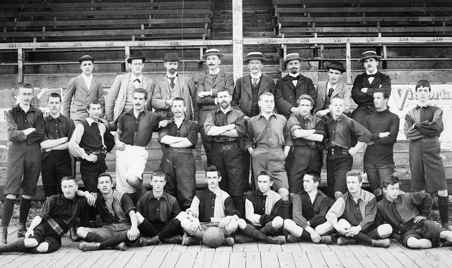 Mannschaftsbild des F. C. Basel von 1898 mit John Tollmann (mittlere Reihe, Sechster von links).
https://fcb-museum.ch/netzwerk/stiftung-ehrentor