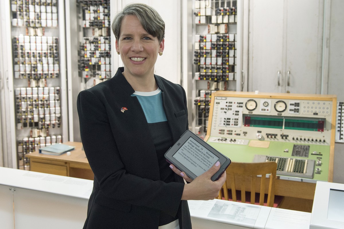 Suzi LeVine, US-Botschafterin mit ihrem digitalisiertem Eid am Mittwoch, 11. Juni 2014 im Museum fuer Kommunikation in Bern. (KEYSTONE/Lukas Lehmann)

US ambassador to Switzerland, Suzi LeVine, pose ...