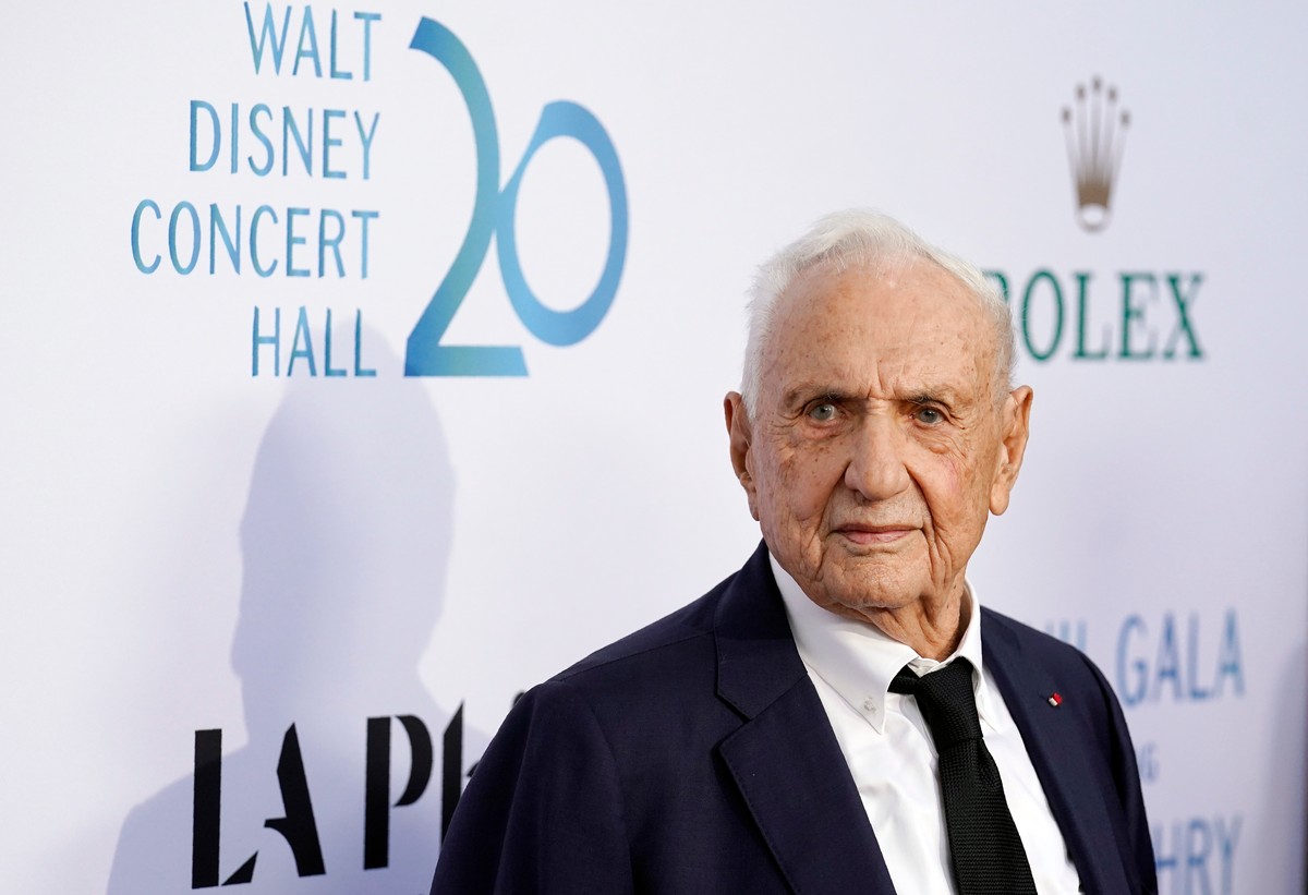 FILE - Honoree and Walt Disney Concert Hall architect Frank Gehry poses at the 2023 Los Angeles Philharmonic Gala, Thursday, Oct. 5, 2023, at Walt Disney Concert Hall in Los Angeles. (AP Photo/Chris P ...