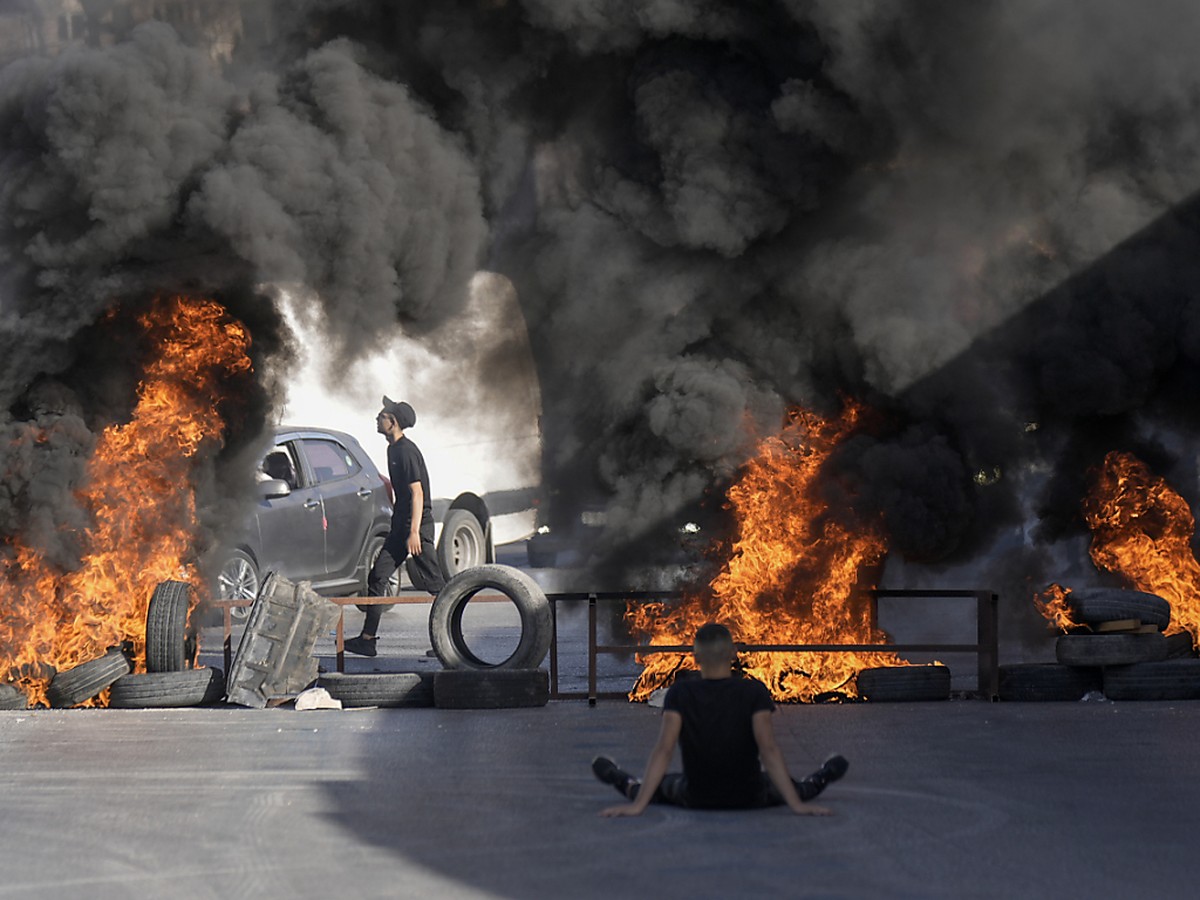 Des manifestants ont incendié lundi des pneus et bloqué une route après l'annonce des décès de deux Palestiniens tués près de Ramallah, en Cisjordanie.