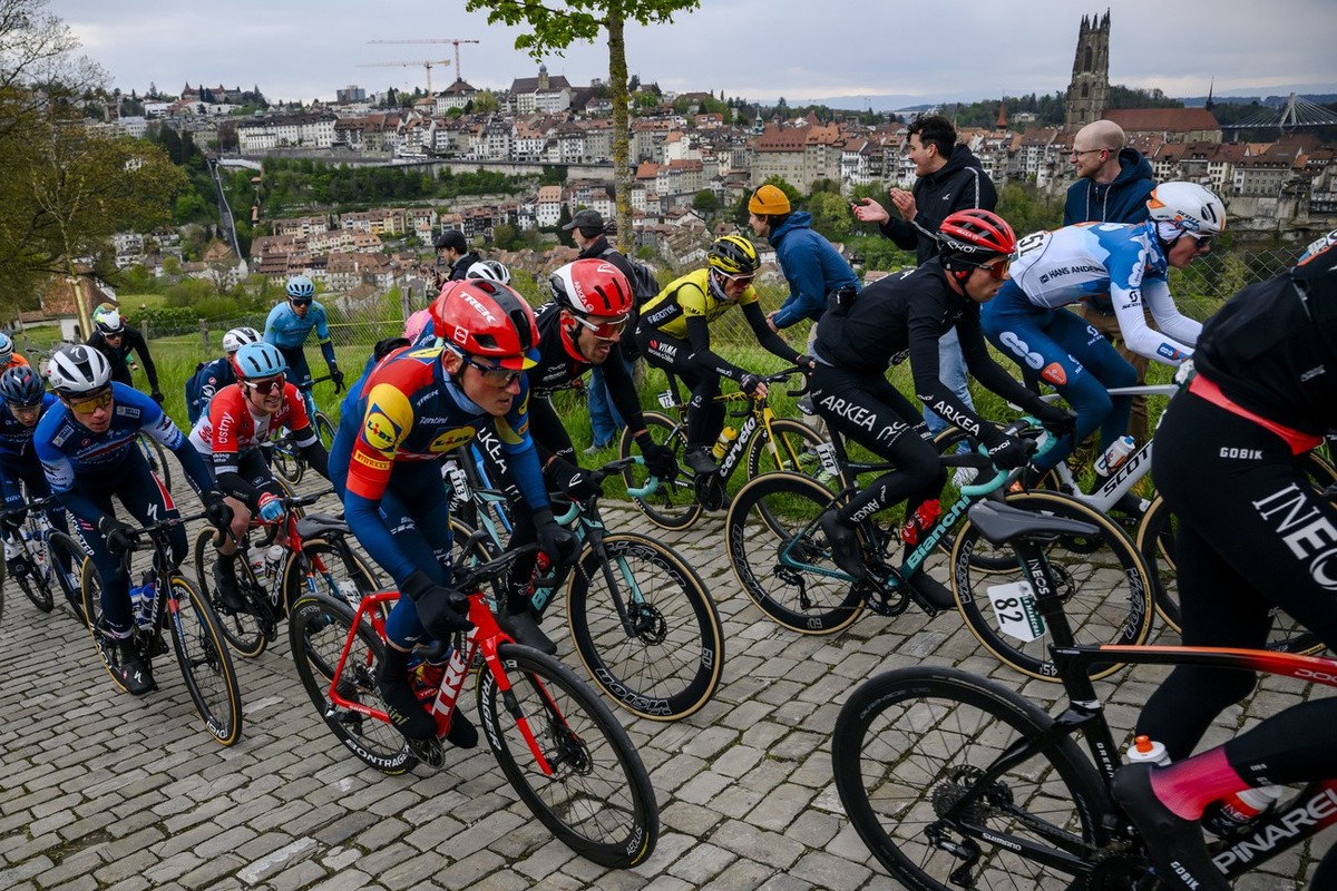Le peloton dans la montée de Lorette lors du Tour de Romandie