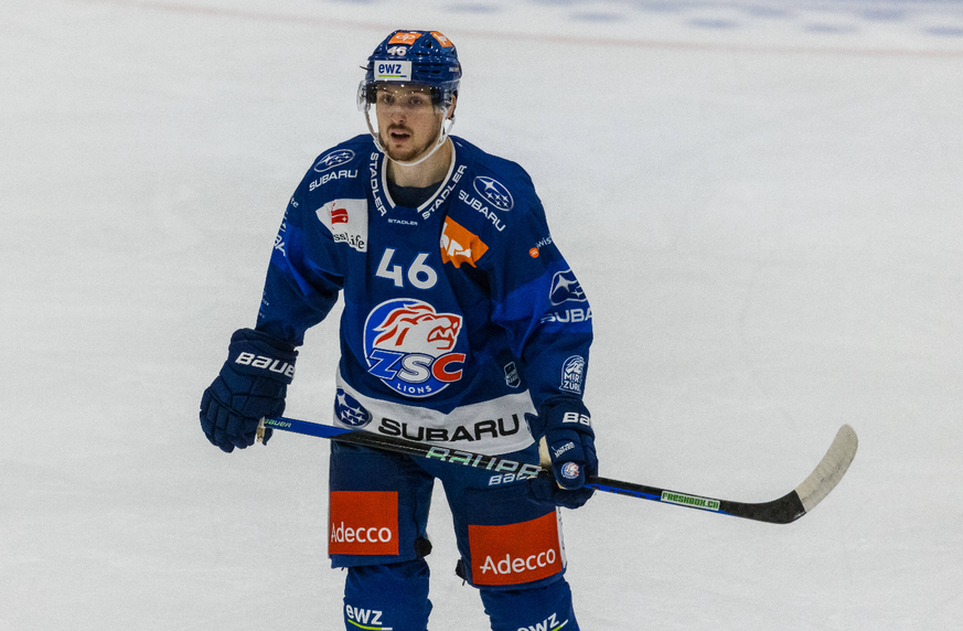 ZSC Lions Verteidiger 44 Dean Kukan stürmt neu im Trikot der ZSC Lions. Hier während dem Testspiel gegen den Düsseldorfer EG. (Zürich, Schweiz, 19.08.2022) Eishockey *** ZSC Lions defender 44 Dean Kuk ...