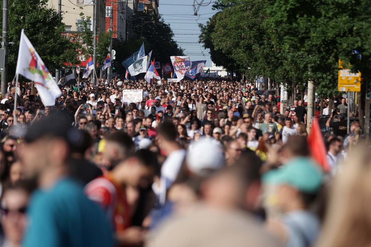 epa12987138 Students march with banners during a mass student-led anti-government rally in Belgrade, Serbia, 23 May 2026. Thousands gathered to ramp up pressure on the government and demand early parl ...