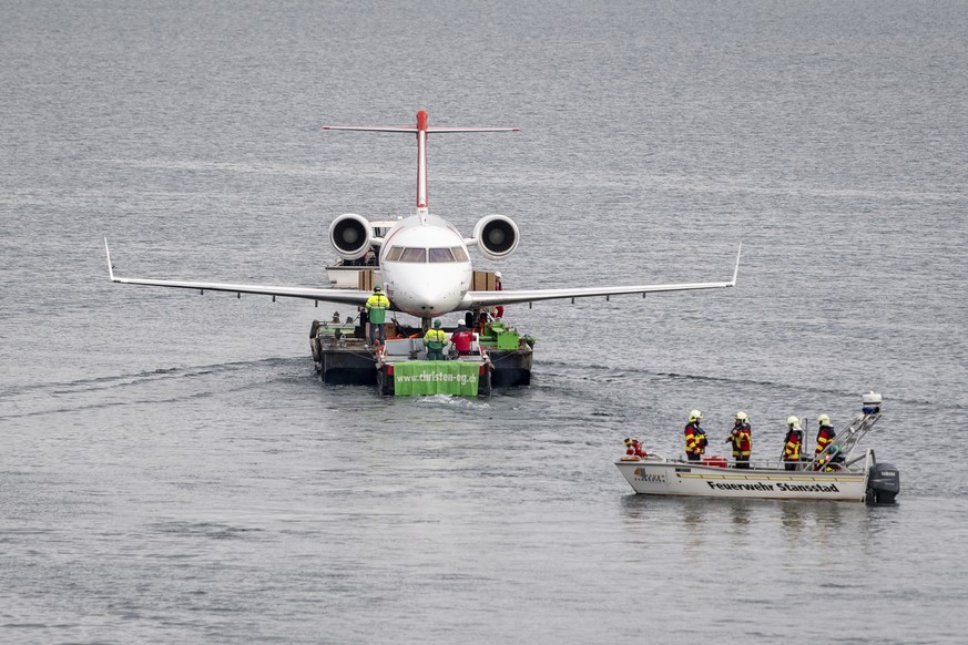 Der Rega Ambulanzjet CL-604, HB-JRA wird am Freitag, 8. Maerz 2019 ueber den Vierwaldstaettersee gezogen, dies anlaesslich des Transports vom Flugplatz Alpnach über den Vierwaldstaettersee nach Luzern ...