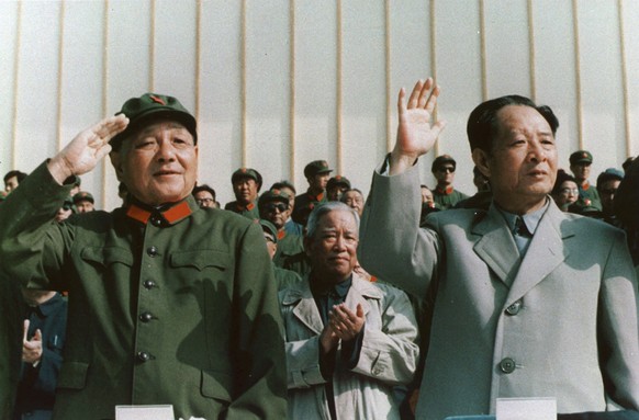 Deng Xiaoping (l.) mit dem später abgesetzten Parteichef Hu Yaobang.