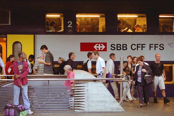 Commuters get on a train at Stadelhofen railway station in Zurich, Switzerland, pictured on August 19, 2003. (KEYSTONE/Martin Ruetschi)

Pendler steigen am 19. August 2003 im Bahnhof Stadelhofen in Zu ...