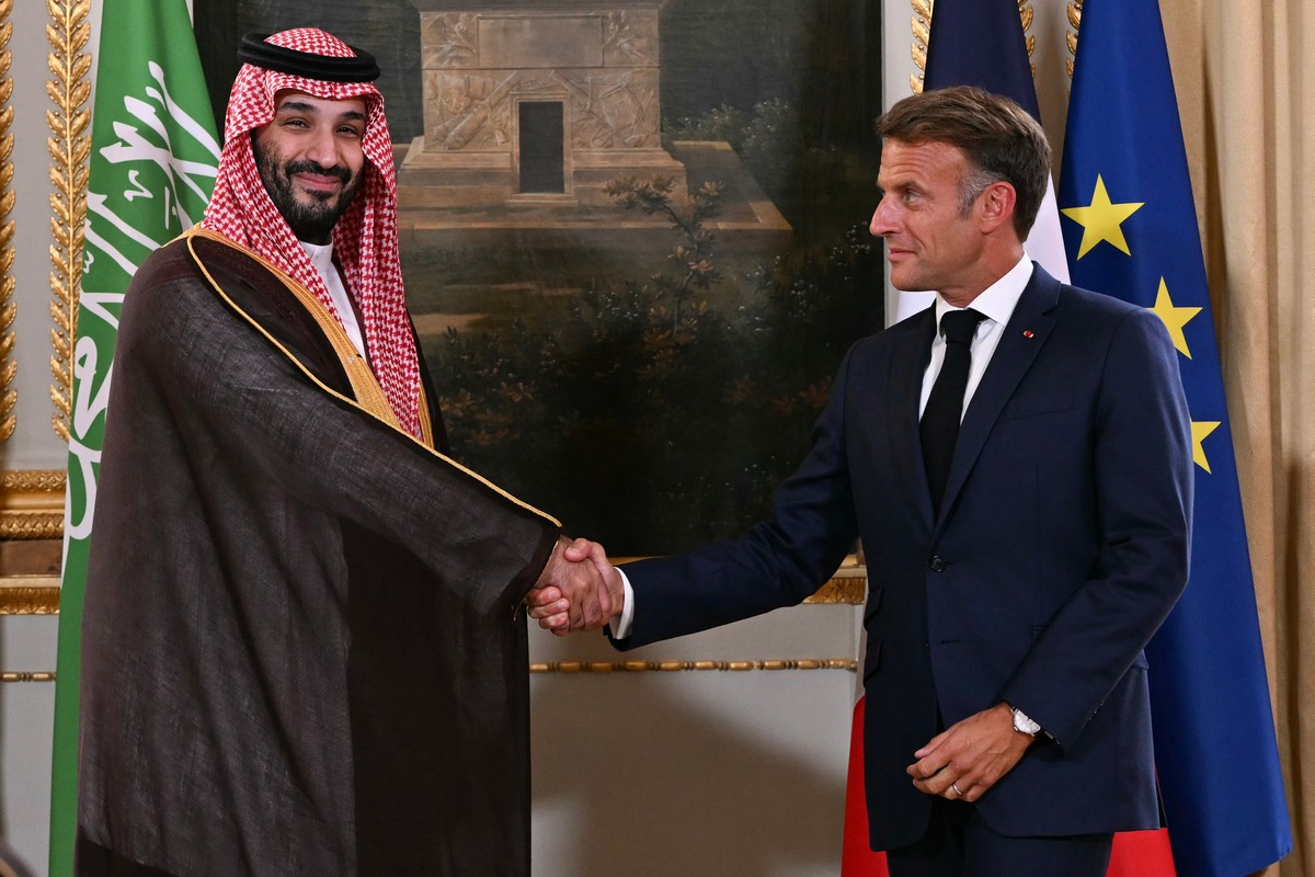 France's President Emmanuel Macron, right, and Saudi Arabia's Crown Prince Mohammed bin Salman shake hands during a trade agreement signature ceremony after their meeting at the Elysee Palac ...