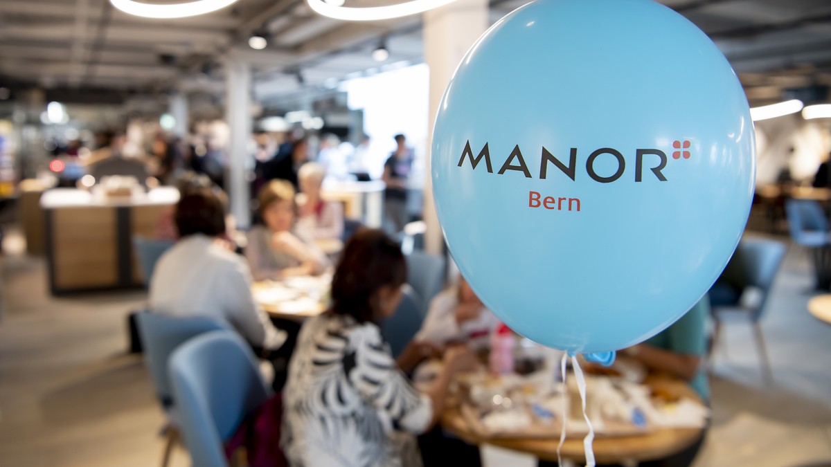 Ein blauer Luftballon mit Logo, fotografiert an der offiziellen Eroeffnung des neuen Manor Store, am Donnerstag, 25. April 2019 in Bern. (KEYSTONE/Anthony Anex)