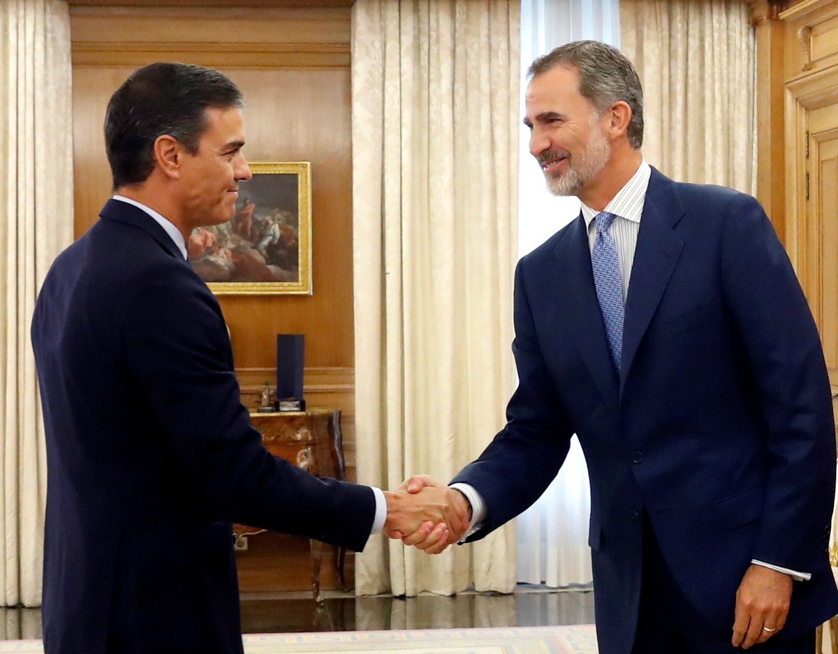 epa07848886 Spain's King Felipe VI (R) welcomes Spanish acting Prime Minister, Pedro Sanchez (L), on the second and last day of his round of consultations with the political parties ahead of a po ...
