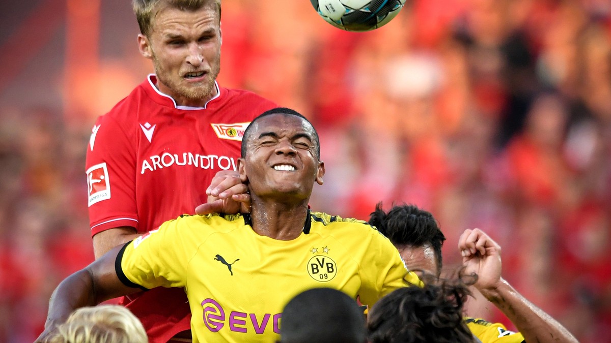 epa07808122 Union's Sebastian Andersson (L) in action against Dortmund's Manuel Akanji (R) during the German Bundesliga soccer match between 1. FC Union Berlin and Borussia Dortmund in Berli ...