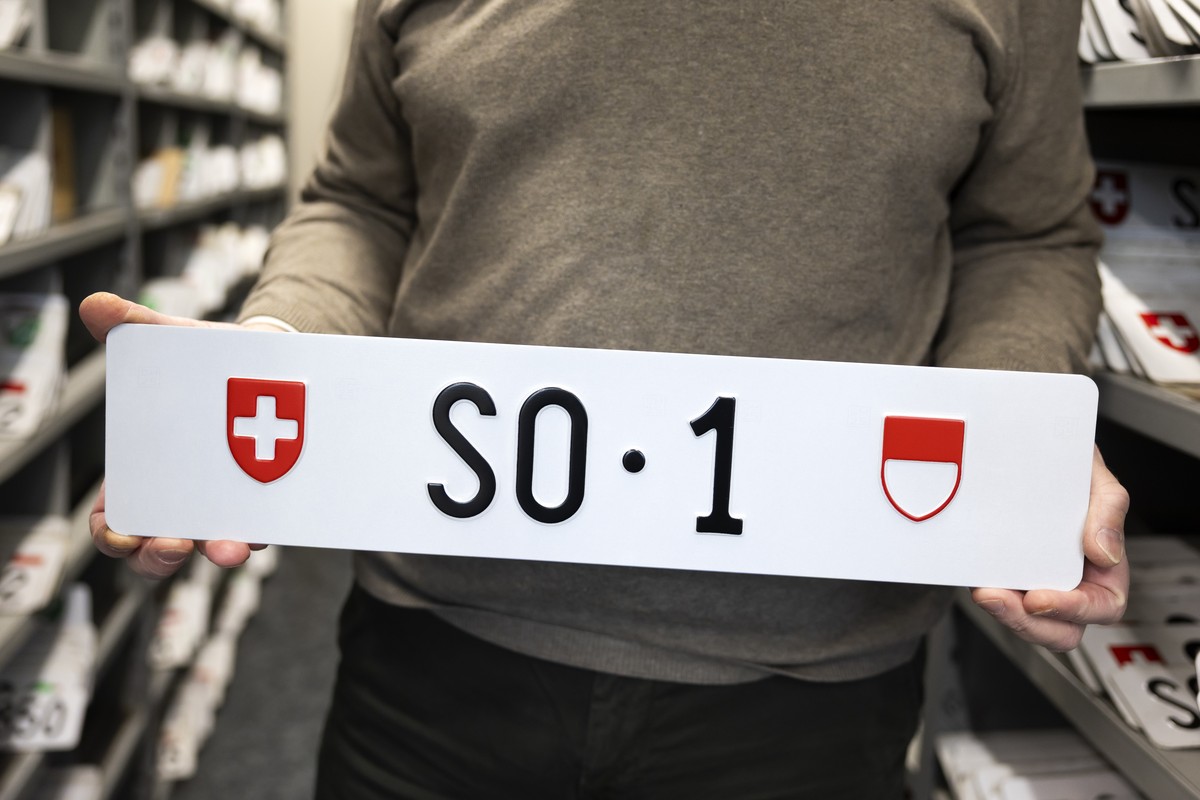 Ein Mitarbeiter der Motorfahrzeugkontrolle des Kantons Solothurn zeigt das Nummernschild SO 1, welches in einer Auktion zur Versteigerung ausgeschrieben ist, am Freitag, 5. Dezember 2025 in Bellach be ...
