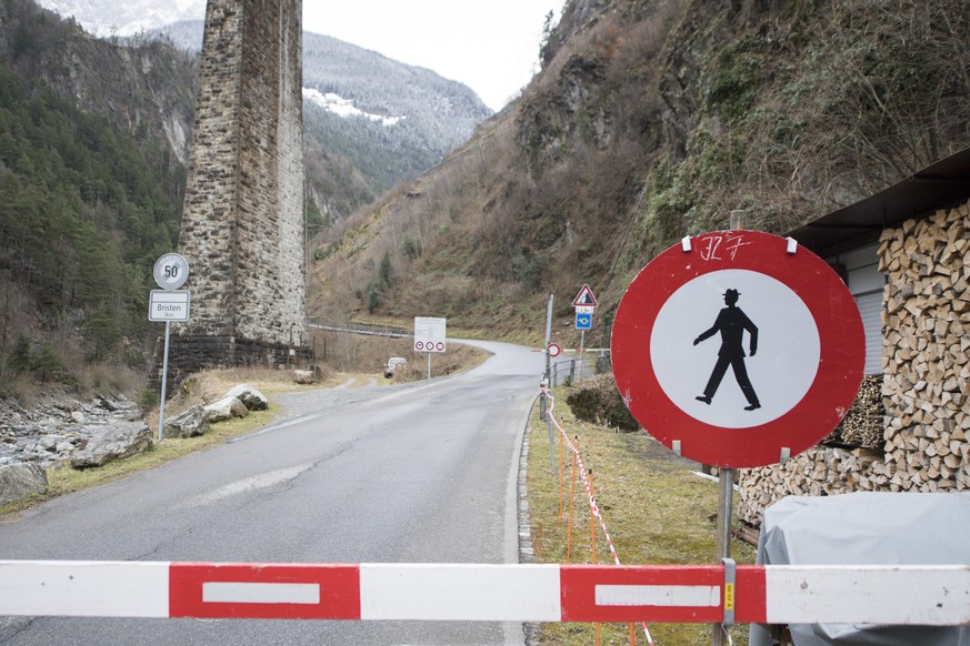 Die abgesperrte Bristenstrasse zwischen Amsteg und Bristen aufgenommen am Montag, 6. Maerz 2017, in Amsteg. Die Bristenstrasse ist bis auf weiteres fuer den Verkehr gesperrt. 2003 war die Bristenstras ...