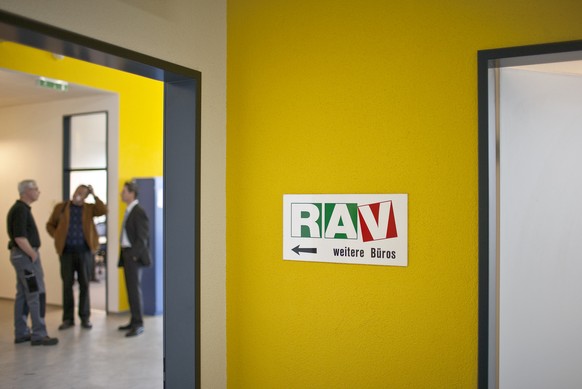 Um arbeitslose Inländer an Firmen mit offenen Stellen vermitteln zu können, sollen die Unternehmen diese Stellen konsequenter den RAV melden. Der Bund pocht aber auf Freiwilligkeit.