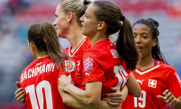 epa04796120 Ana-Maria Crnogorcevic (2-L) and Ramona Bachmann (L) and Fabienne Humm (3-R) of Switzerland celebrate Switzerland&#039;s opening goal during the FIFA Women&#039;s World Cup 2015 group C ma ...