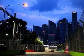 Fernando Alonso fährt im ersten Training von Singapur Bestzeit.