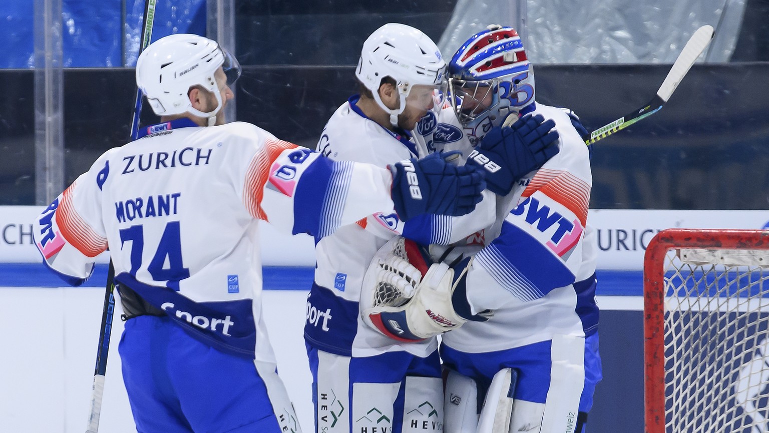 Zuerichs Johann Morant, Zuerichs Dario Trutmann, Zuerichs Torhueter Ludovic Waeber, von links, jubeln nach dem Sieg (4-1), waehrend dem Swiss Ice Hockey Cup 1/2 Final zwischen den HC Fribourg Gotteron ...