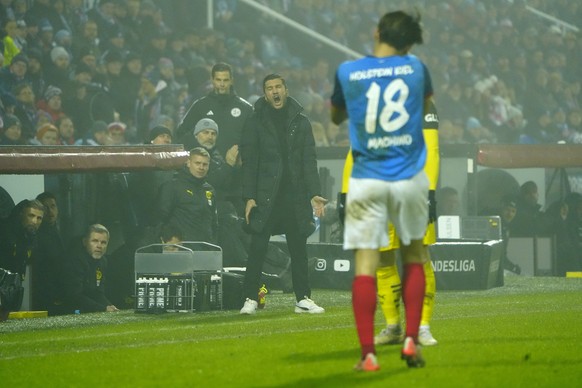 epa11824564 Head coach Nuri Sahin gestures during the German Bundesliga soccer match between Holstein Kiel and Borussia Dortmund, in Kiel, Germany, 14 January 2025. EPA/MARTIN ZIEMER CONDITIONS - ATTE ...