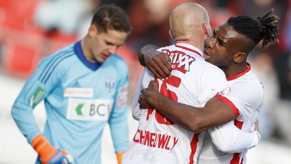 L&#039;attaquant sedunois Marco Schneuwly, centre, celebre avec l&#039;attaquant sedunois Pele Mboyo, gauche, apres avoir marque, lors de la rencontre de football de Super League entre le FC Sion et l ...