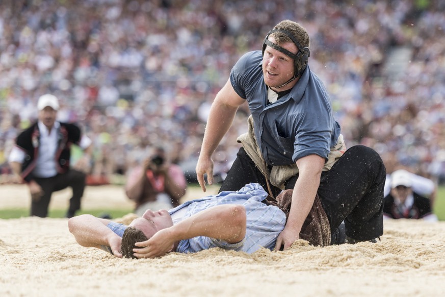 Der Berner Matthias Glarner, oben, bezwingt im Schlussgang den Buender Armon Orlik am Eidgenoessischen Schwing- und Aelplerfest (ESAF) Estavayer2016 in Payerne, am Sonntag, 28. August 2016. (KEYSTONE/ ...