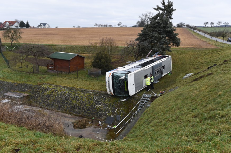 23.01.2020, Thüringen, Berka Vor Dem Hainich: Polizisten stehen an einem verunglückten Schulbus. Bei Eisenach in Thüringen verunglückte am Morgen auf eisglatter Straße ein Schulbus. (KEYSTONE/DPA/SWEN ...