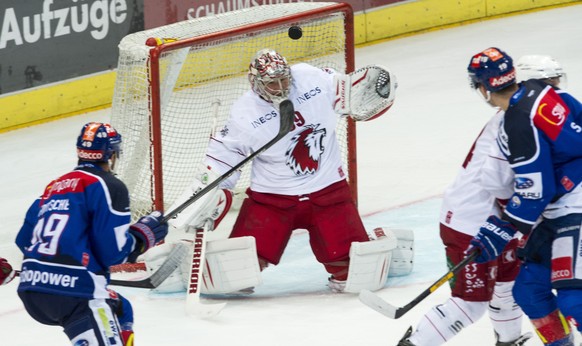 Lausanne-Goalie Christobal Huet kann hier in extremis retten.