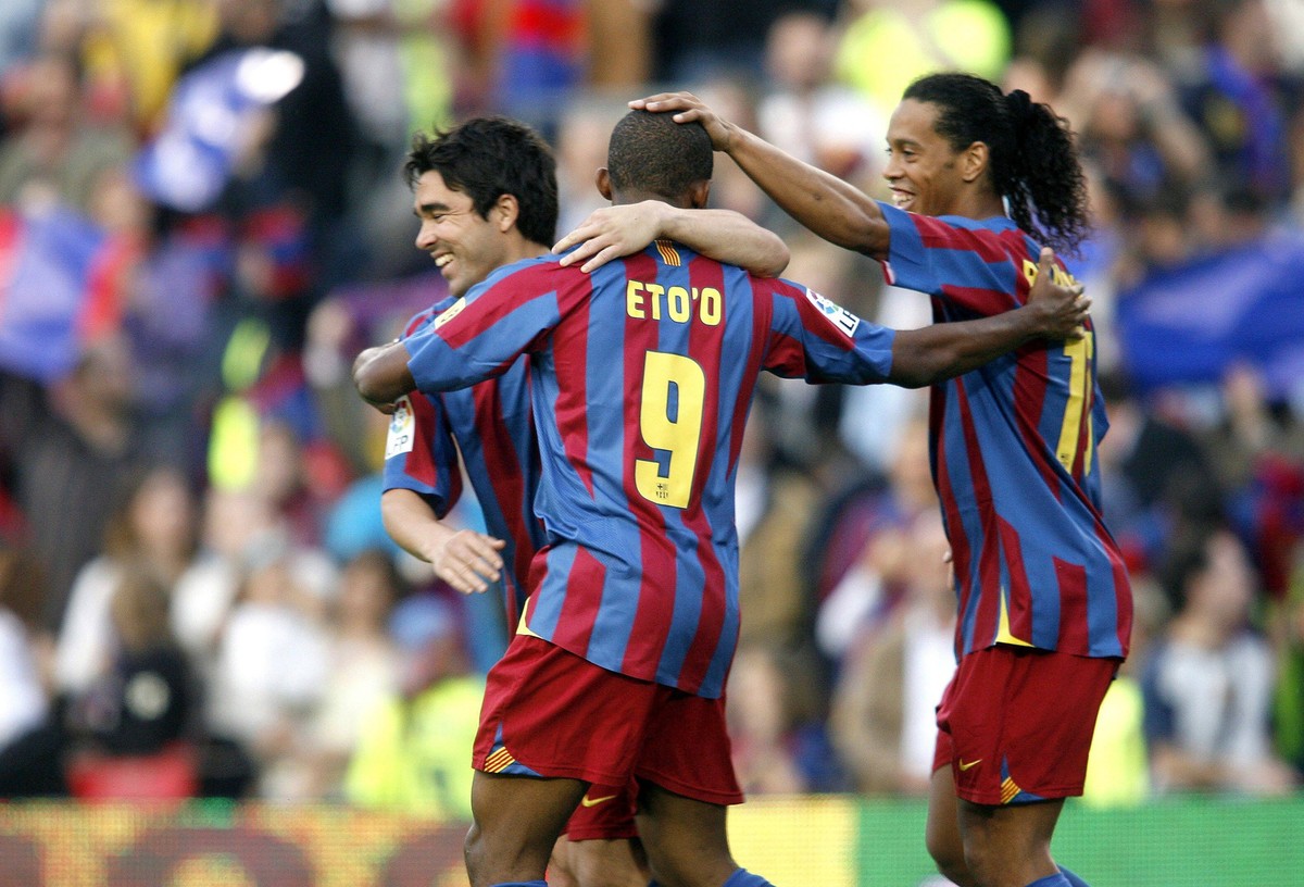 Torjubel FC Barcelona - v.li.: Deco, Samuel Etoo und Ronaldinho - PUBLICATIONxNOTxINxITA (pan14021) Fußball Herren Primera Division 2005/2006, 1. Spanische Liga, FC Barcelona , Barca Gruppe Barcelona  ...