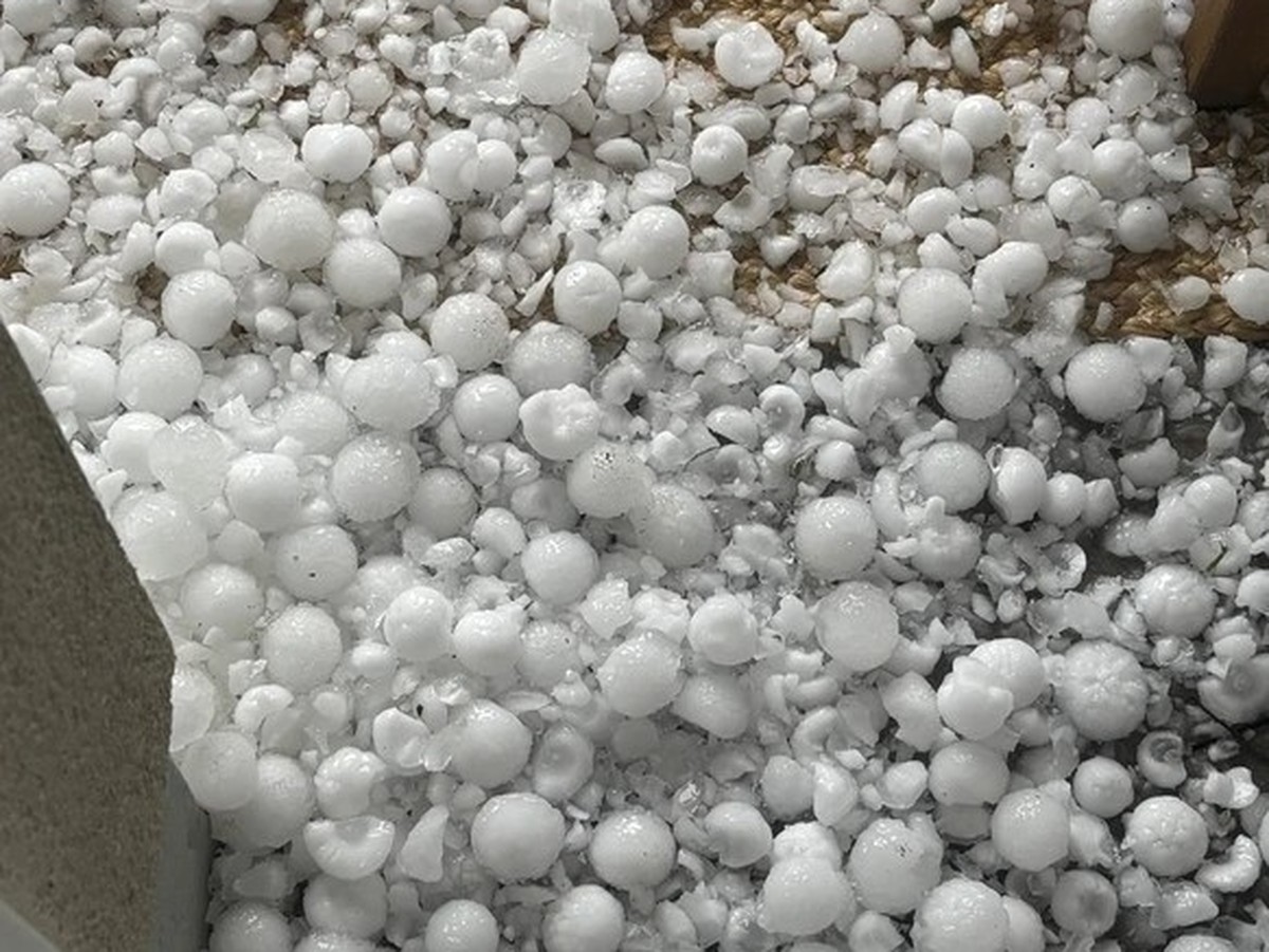 En progressant vers l'est, les intempéries ont continué à faire des dégâts. Dans le canton de Zurich, des images reçues par watson montrent des grêlons atteignant la taille d'une balle de go ...
