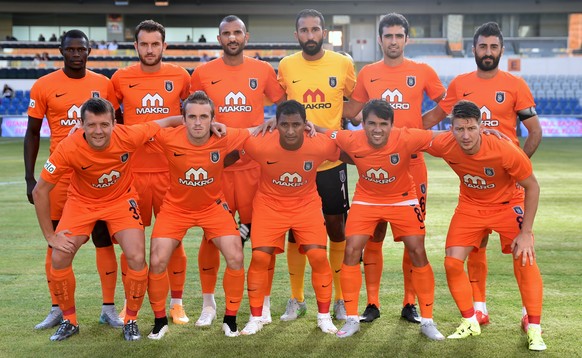 Teamfoto von Basaksehir: Die orangen Trikots helfen sicher auch für etwas mehr Aufmerksamkeit.