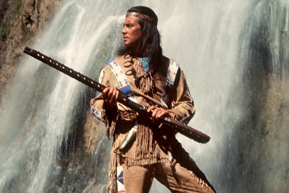 Da werden Kindheitserinnerungen wach: Pierre Brice als Winnetou mit seiner legendären Silberbüchse.