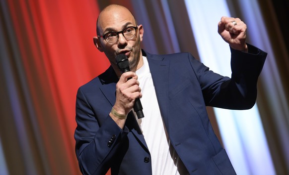 Adrian Rothenbuehler erhaelt die Auszeichnung als Trainer des Jahres 2021, waehrend der Swiss Athletics Jubilaeums-Night, am Samstag, 13. November 2021, in Interlaken. (KEYSTONE/Anthony Anex)