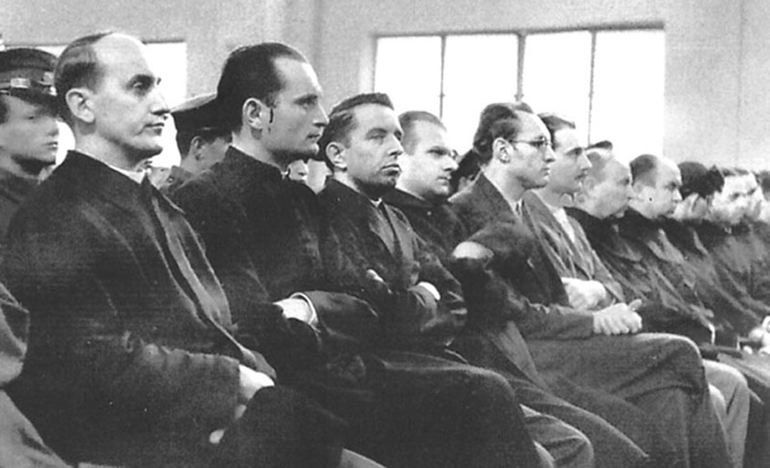 Alois Stepinac (links aussen) 1946 an seinem Prozess, in dem er zu 16 Jahren Zwangsarbeit verurteilt wurde.&nbsp;
