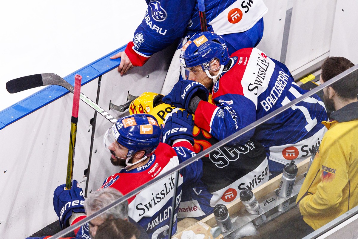ZSC Lions Stuermer Chris Baltisberger (#14) und Denis Hollenstein (#91) troesten ZSC Lions PostFinance Top Scorer Denis Malgin der verletzt in die Garderobe muss waehrend Spiel 7 (Belle/Finalissima) i ...