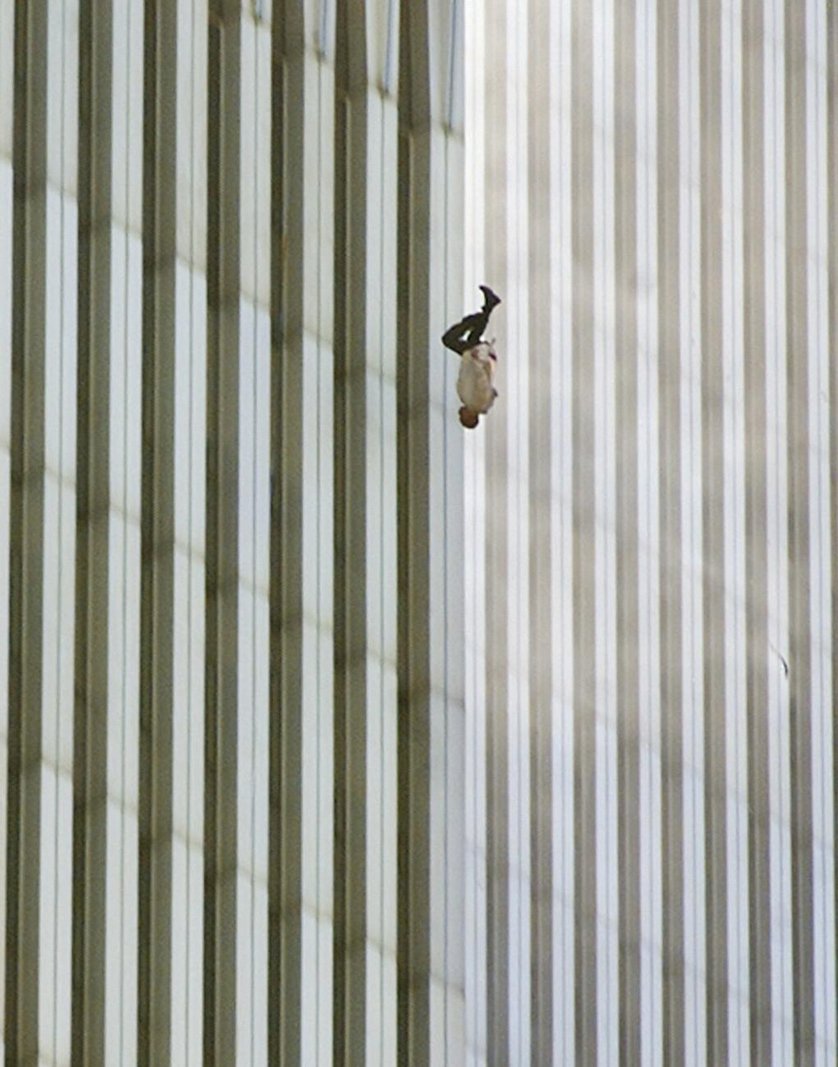 EDITORS NOTE : GRAPHIC CONTENT - A person falls headfirst after jumping from the north tower of New York's World Trade Center Tuesday, September 11, 2001. (KEYSTONE/AP Photo/Richard Drew)