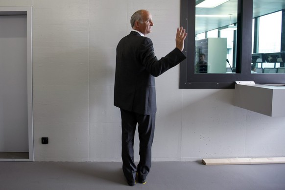 Marcel Ruf, der Direktor der Justizvollzugsanstalt Lenzburg, steht an der Stelle, wo Haeftlinge stehen muessen, im Zentralgefaengnis am Freitag, 29. April 2011 in Lenzburg. Nach zweieinhalbjaehriger B ...