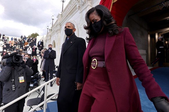 epa08952091 Former U.S. President Barack Obama (L) and wife Michelle Obama (R) arrive before the inauguration of Joe Biden as US President in Washington, DC, USA, 20 January 2021. Biden won the 03 Nov ...