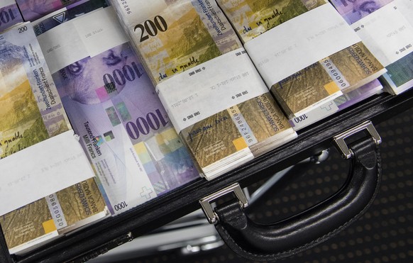 Ein Aktenkoffer gefuellt Tausendernoten und Zweihundert-Franken-Noten fotografiert in einem Safe einer Bank in Lugano am Mittwoch, 30 November 2016. (KEYSTONE/TI-PRESS/Gabriele Putzu)
A briefcase fil ...