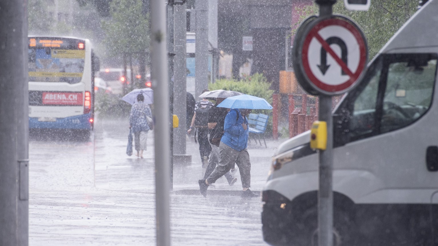 Starke Regenfaelle und Gewitter ziehen ueber die Stadt Luzern und die Zentralschweiz, am Montag, 23. Mai 2022, in Luzern (KEYSTONE/Urs Flueeler)