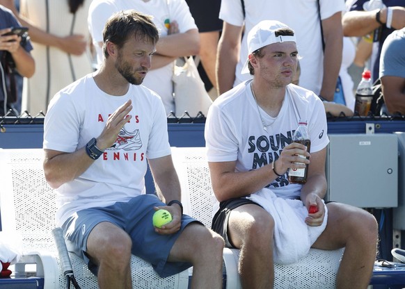 Dominic Stricker und Dieter Kindlmann, Trainer, coach, Training, US Open Championships 2023, USTA Billie Jean King National Tennis Center, Flushing Meadows, New York, USA . *** Dominic Stricker and Di ...