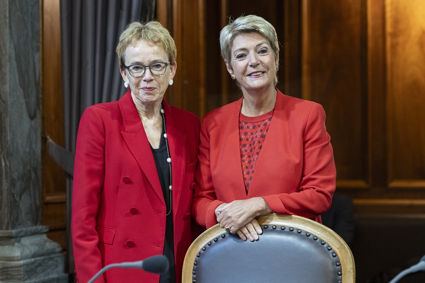 KEYPIX - Bundesraetin Karin Keller-Sutter, rechts, spricht mit Staenderaetin Eva Herzog, SP-BS, vor der Debatte im Staenderat ueber das Bankengesetz, Eigenmittelunterlegung auslaendischer Beteiligunge ...