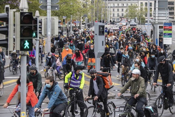 Menschen demonstrieren auf ihren Fahrraedern in der Innenstadt von Zuerich am Strike for Future Tag, aufgenommen am Freitag, 21. Mai 2021. (KEYSTONE/Ennio Leanza)