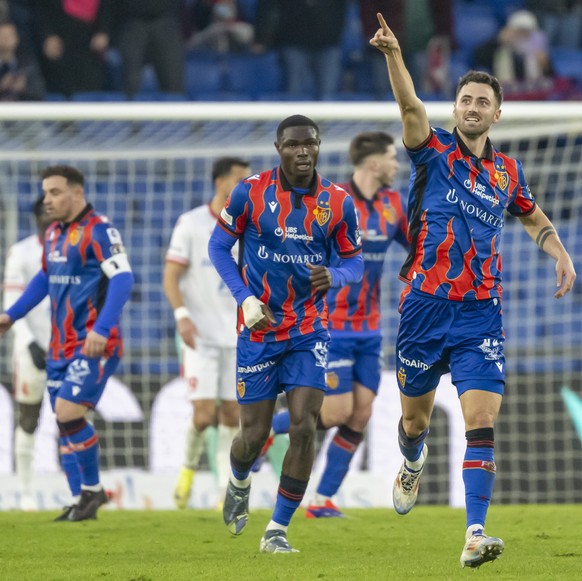 Dominik Schmid (FCB), vorne, jubelt nach seinem Tor zum 1:1 im Fussball Meisterschaftsspiel der Regular Season der Swiss Super League zwischen dem FC Basel 1893 und dem FC Sion im Stadion St. Jakob-Pa ...