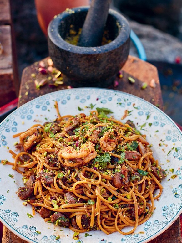 nonna rosanna grosi grossmutter pasta thunfisch krevetten linguine pasta essen food meeresfrüchte fisch italien jamie oliver https://www.jamieoliver.com