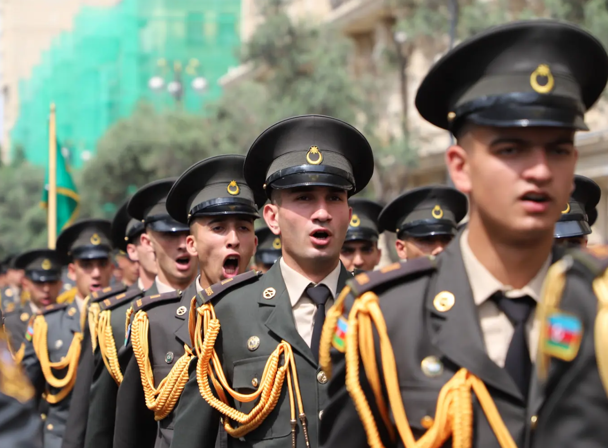 L'armée azerbaïdjanaise défile à Bakou lors de la « Journée des forces armées » en juin 2024.
