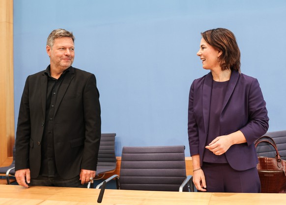 epa09491494 Green party (Alliance 90/The Greens) co-chairwoman and top candidate for the federal elections Annalena Baerbock (R) and German Greens Party co-leader Robert Habeck pose for photo before t ...