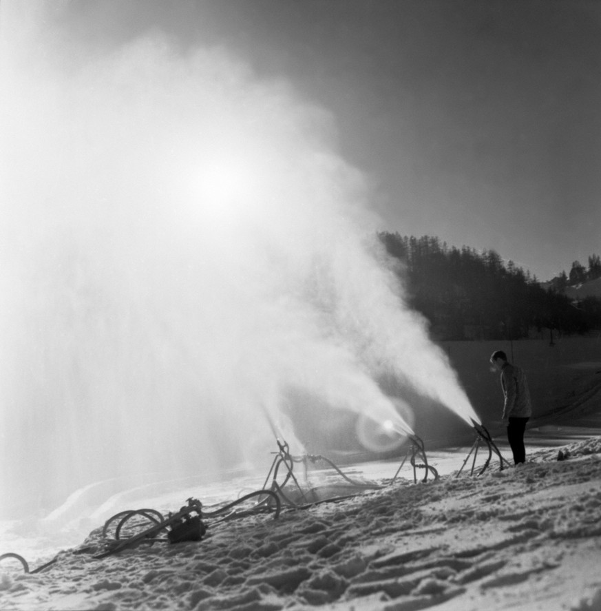 The Cresta Run ice channel from St. Moritz to Celerina in the canton of Grisons, Switzerland, is being prepared for the skeleton season with the help of snow cannons, taken in December 1969. The snow  ...
