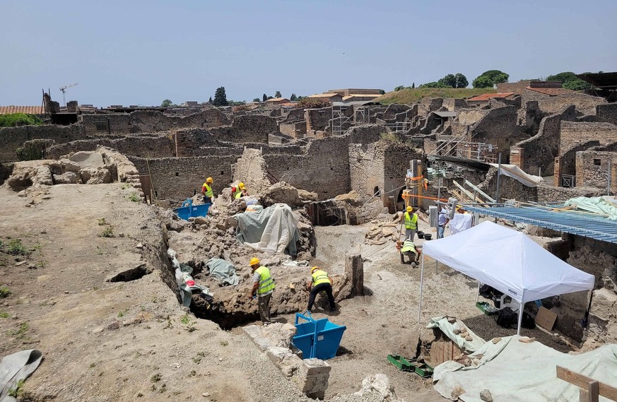 22.06.2023 Pompeii - Discovery Of A Still Life Painting With Pizza Ancestor Discovery of a still life from the new excavations in Pompeii, Italy on June 2023. It looks like a pizza, on this Pompeian p ...