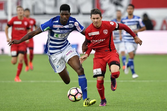 Thuns Christian Fassnacht, rechts, im Duell mit Lasusannes Elton Monteiro Almada im Fussball Super League Spiel zwischen dem FC Thun und dem FC Lausanne-Sport, am Samstag, 15. Oktober 2016, in der Sto ...