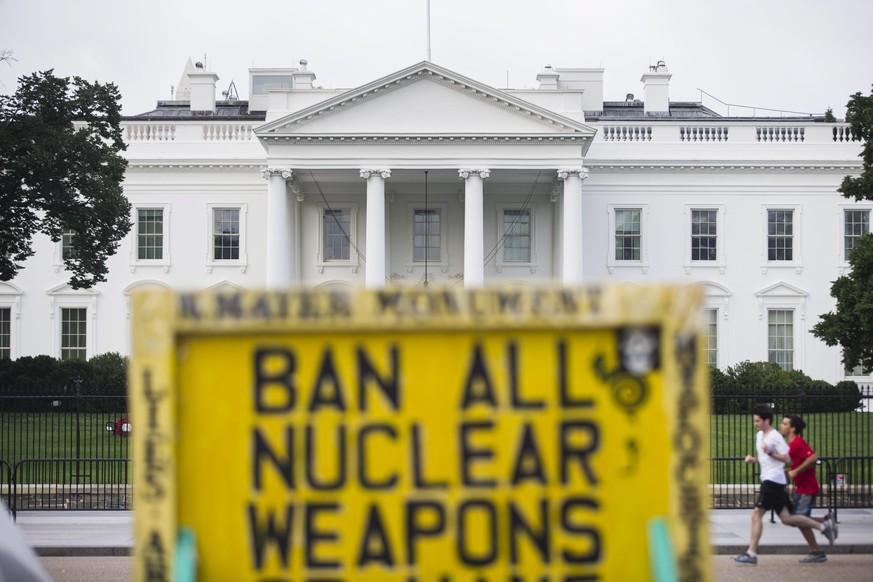 Pazifistisches Plakat «Verbietet alle nuklearen Waffen» vor dem Weissen Haus in Washington.